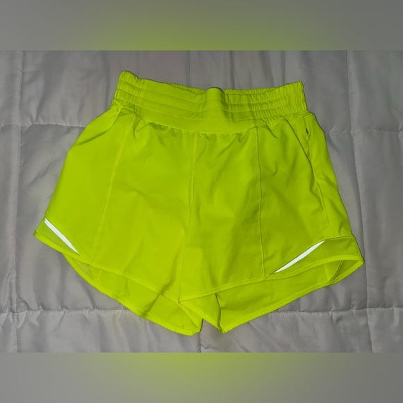 Lululemon Hotty Hot High-Rise Short 4"
Highlight Yellow neon 🌟 - Picture 7 of 12